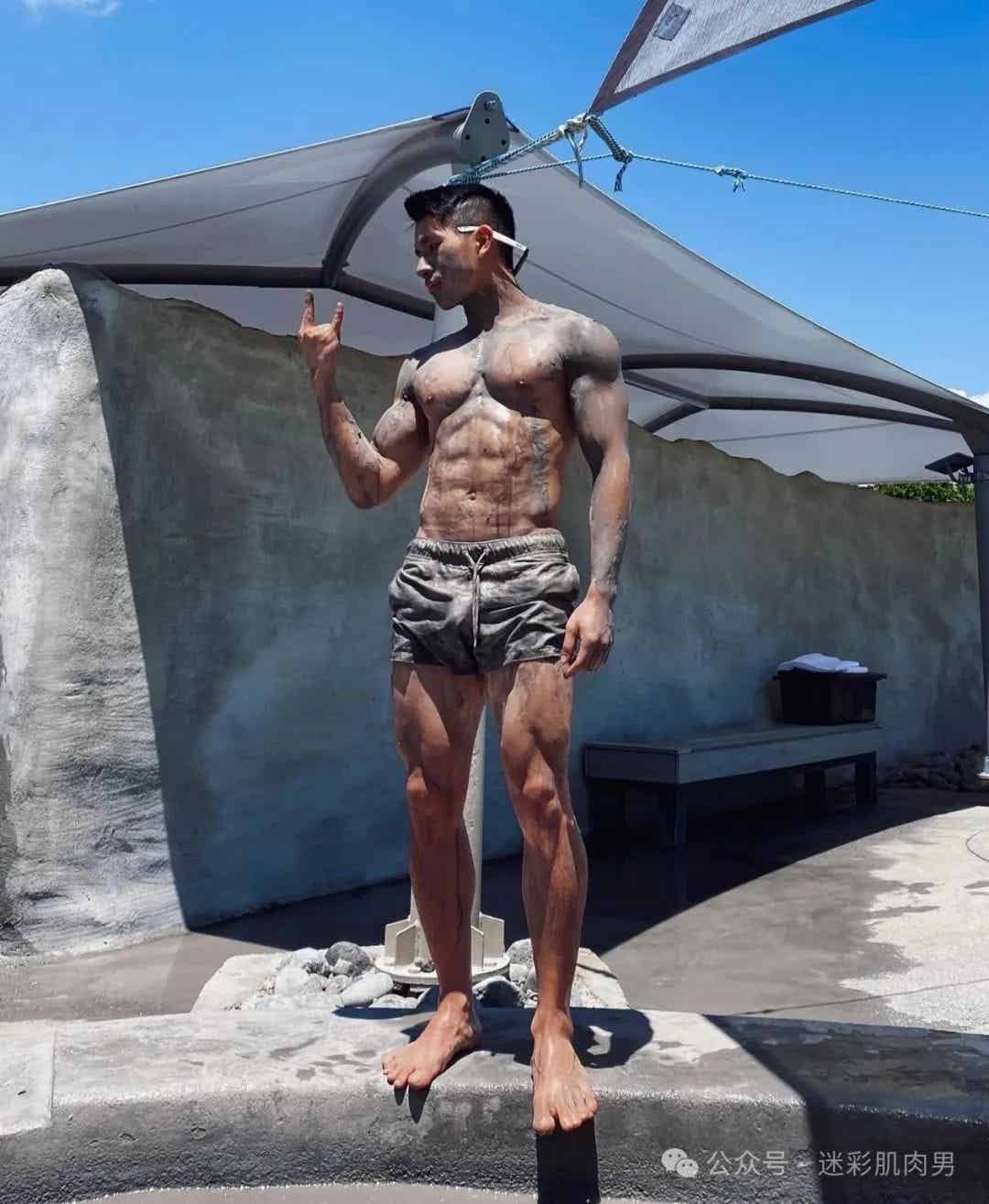 湿透的翘臀运动男灰裤子太凸显了，长腿长得大哦！