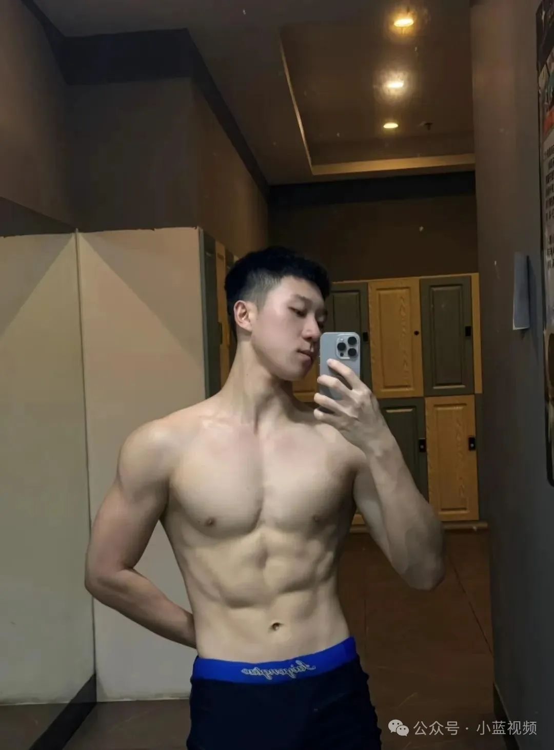 活力四射腹肌小哥，少年感很舒服！