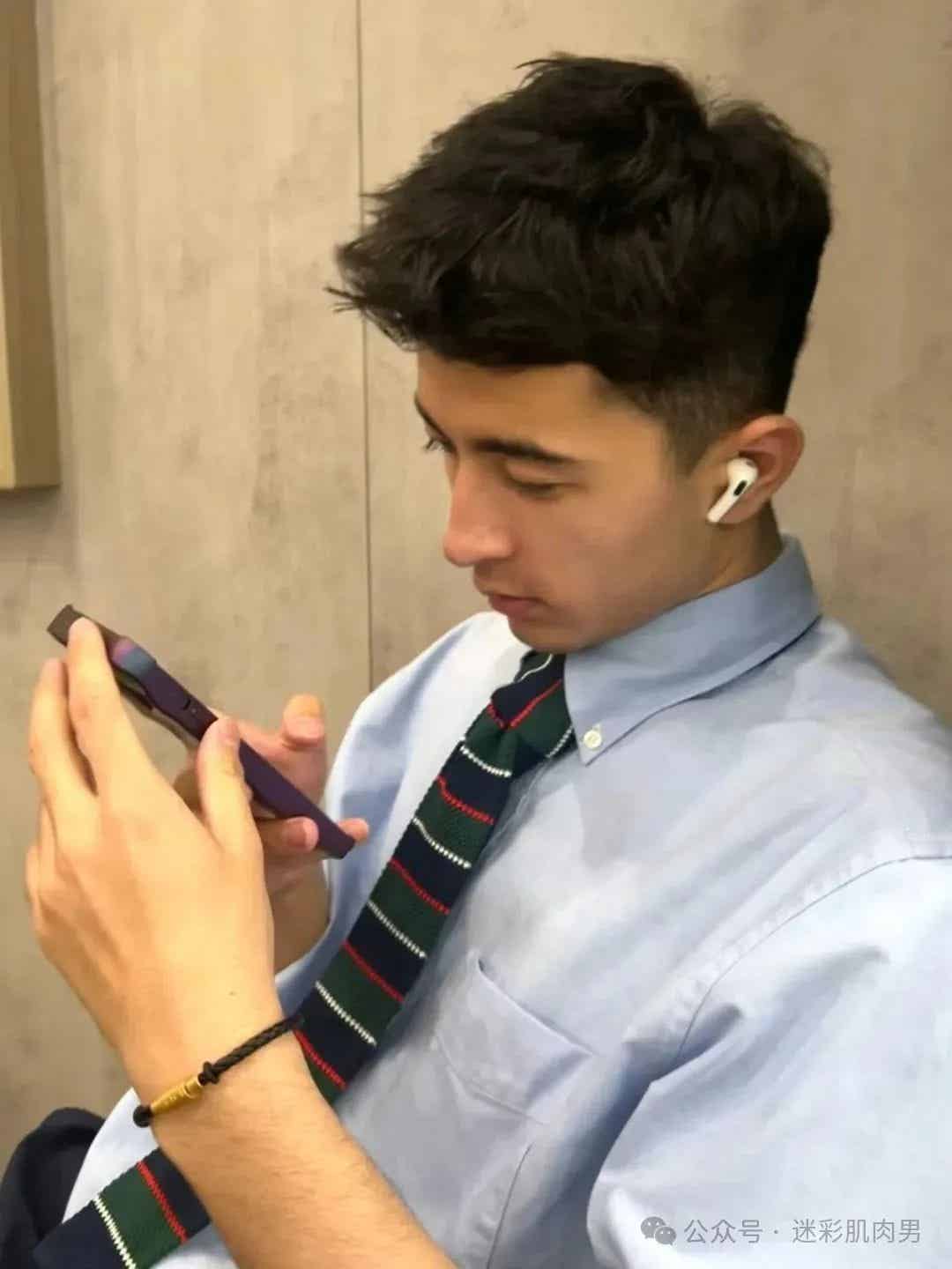 21 岁大一运动男高大视频火到推... 不让人失望！