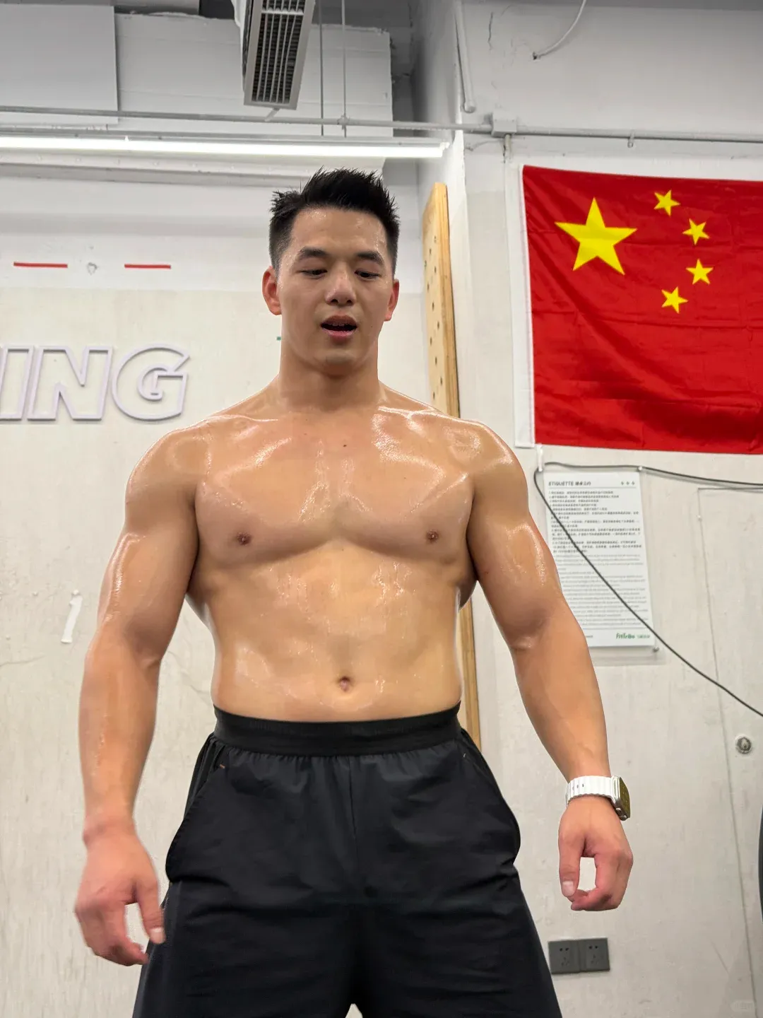 天菜湿身猛男在线撩，都谁在谈？