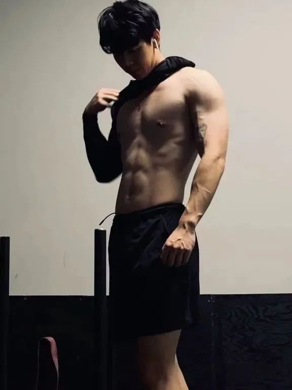 190CM 肌肉护士小哥哥脱衣自拍，简直让人心跳加速！