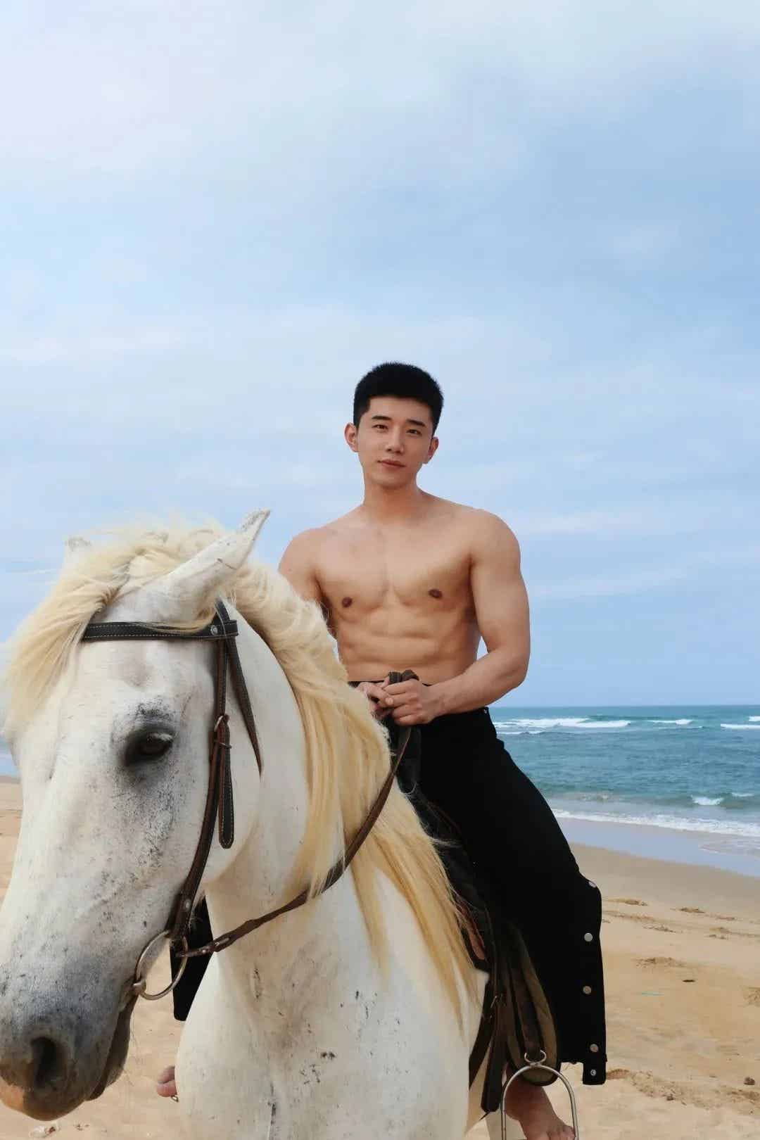 内娱寸头肌肉男菩萨，荷尔蒙狂飙引遐想！