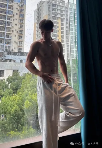 黑皮身体太美，年轻小伙从不让人失望！