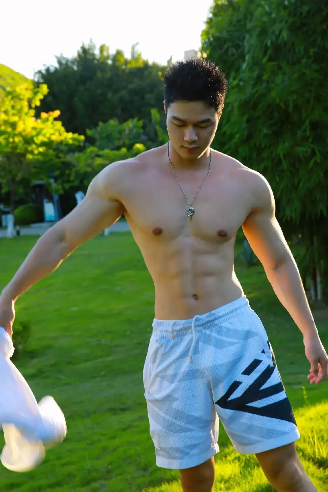 00 后型男演绎禁欲系正装，马靴搭配也太绝了吧！