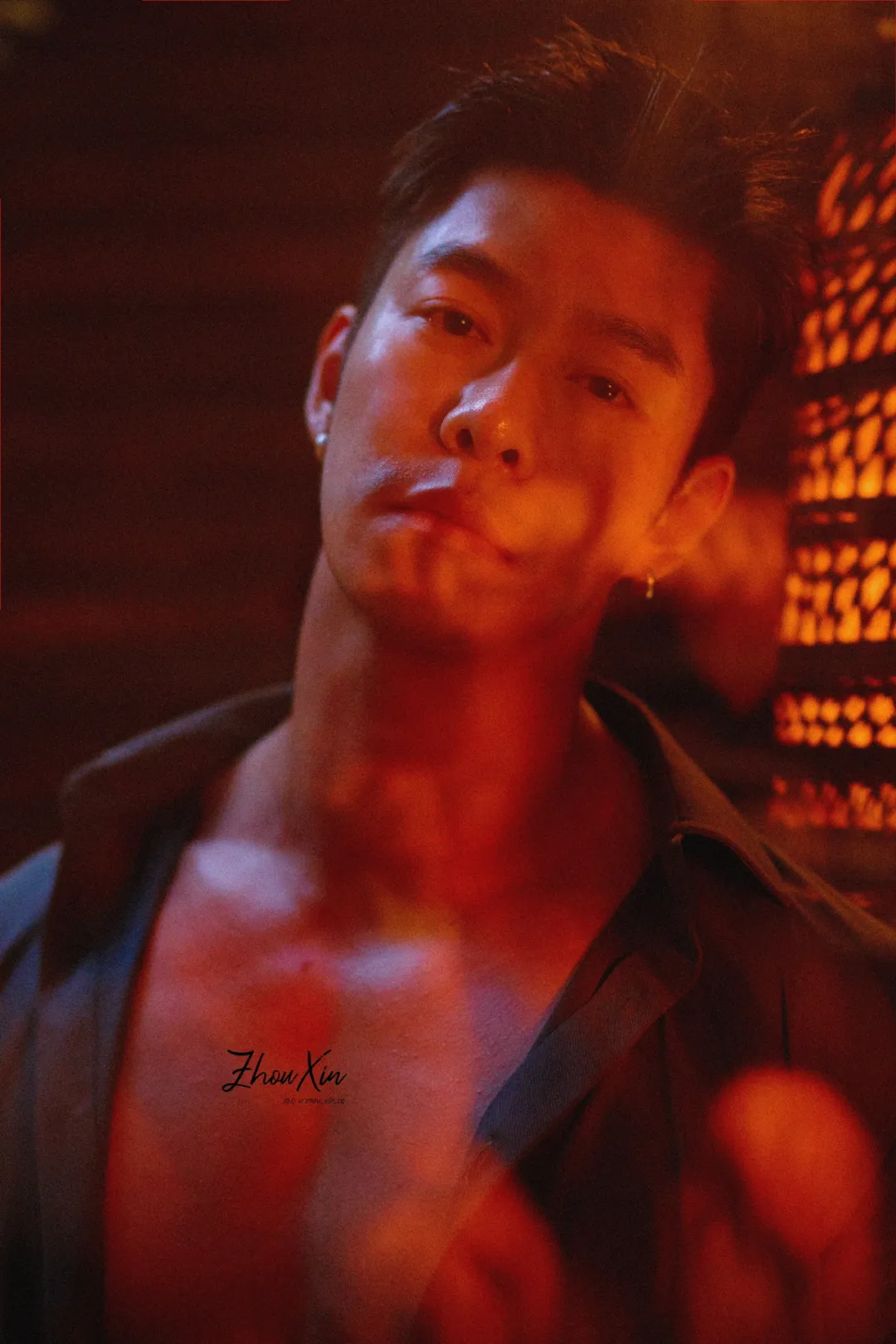 英俊帅气的肌肉男模写真 宽肩细腰麒麟臂 还有完美腹肌 黑比基尼泳裤太小了