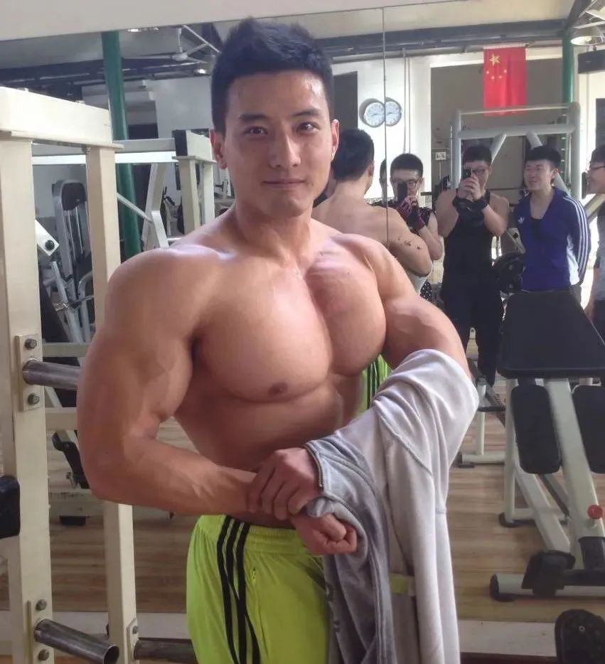 “大鼻宝藏男神”张戈，从退伍兵到冠军级健美选手，他的肌肉美学让人上瘾！