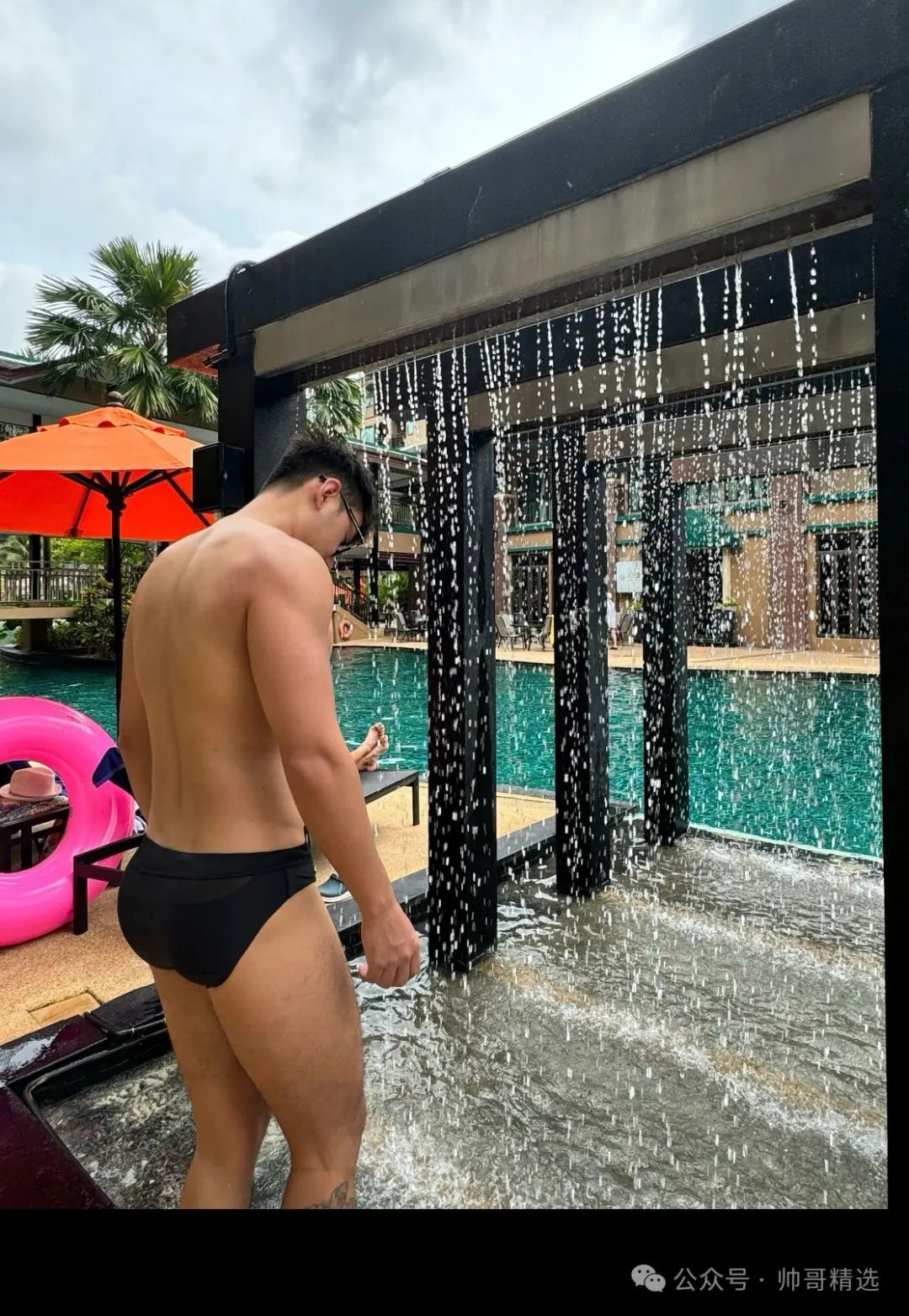 爱穿比基尼的翘臀肌肉男孩子 小心坏哥哥找你