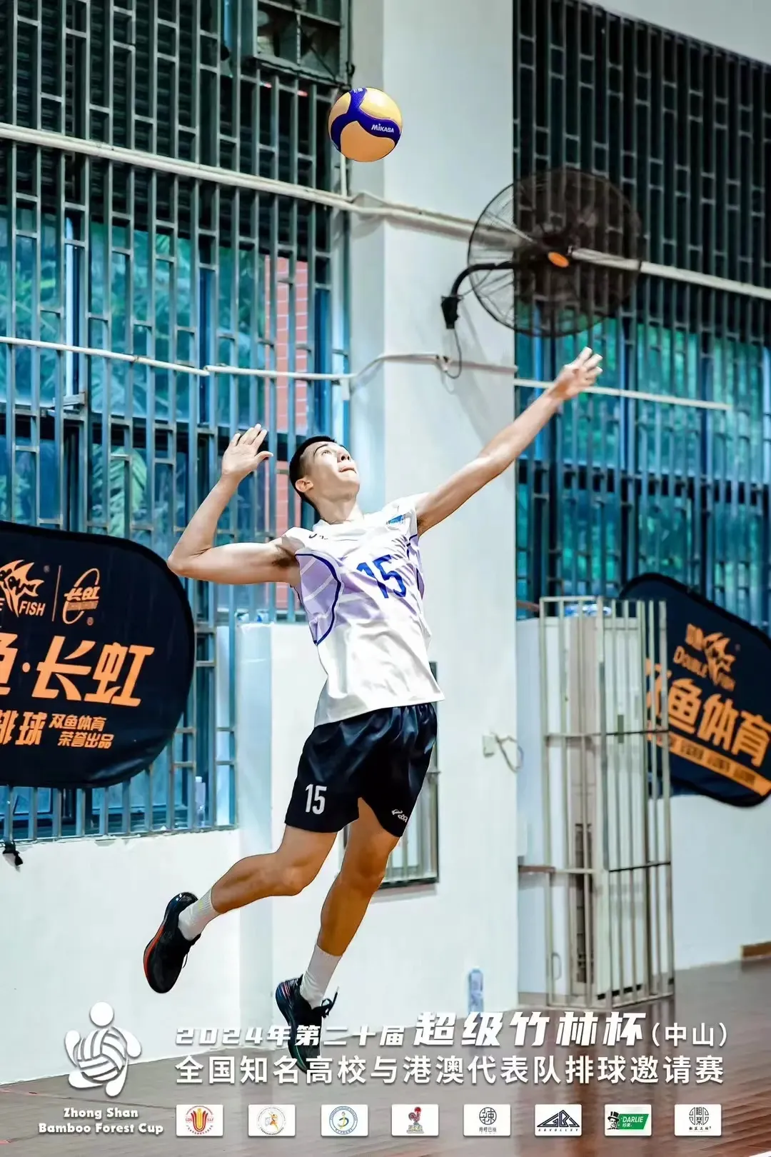 寸头白袜大长腿！华南理工大学的混血排球小哥太帅了！