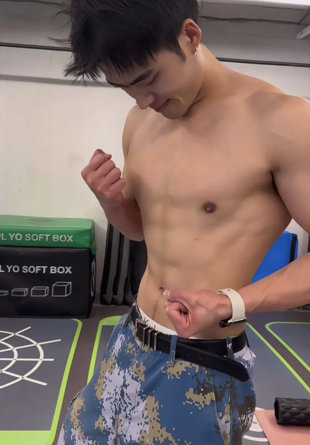 不穿衣服的小哥腰力真好！，这枚兵哥耐力太强了！
