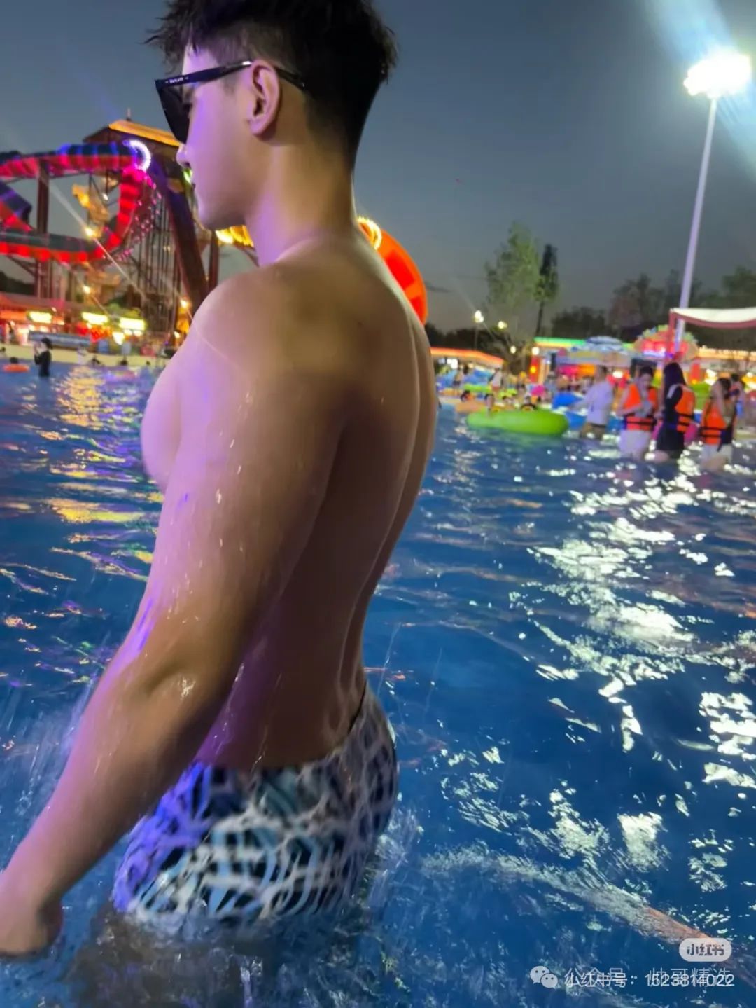 爱穿比基尼的翘臀肌肉男孩子 小心坏哥哥找你