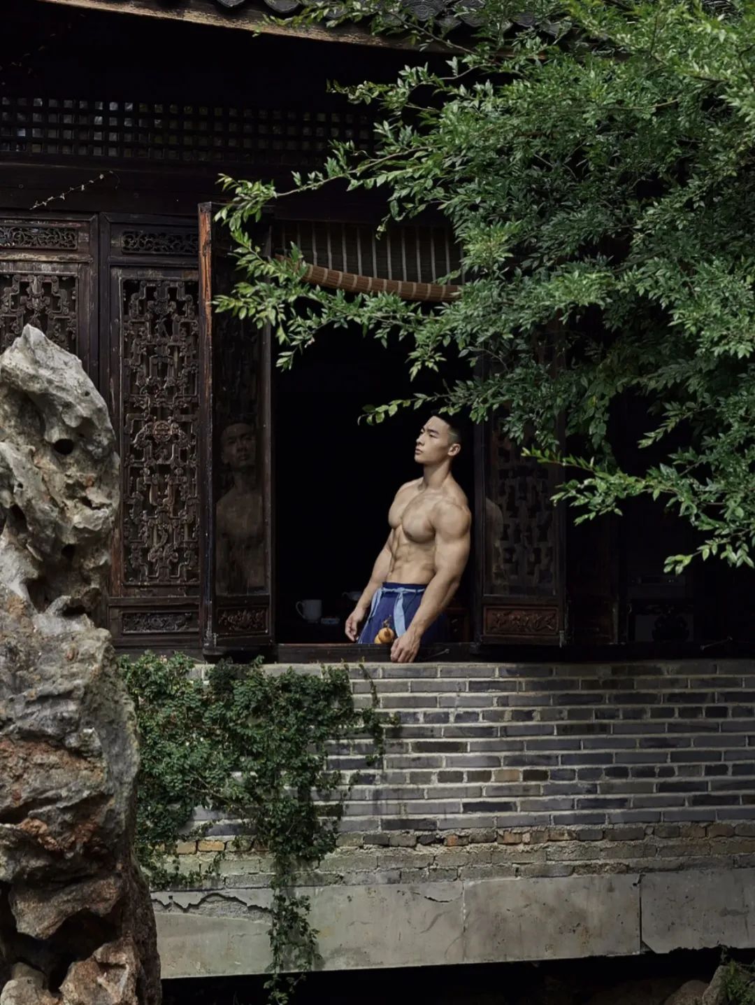 彭果健身冠军披古风衣凸显诱人肌肉线条，撩人力度 Max