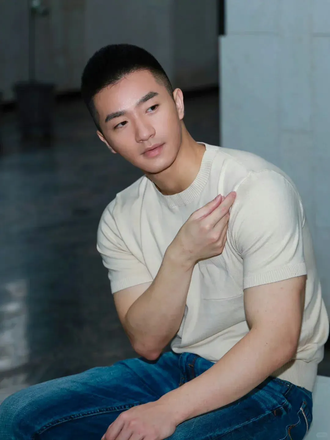 帅哥不管是背心还是白袜 怎么拍都好看