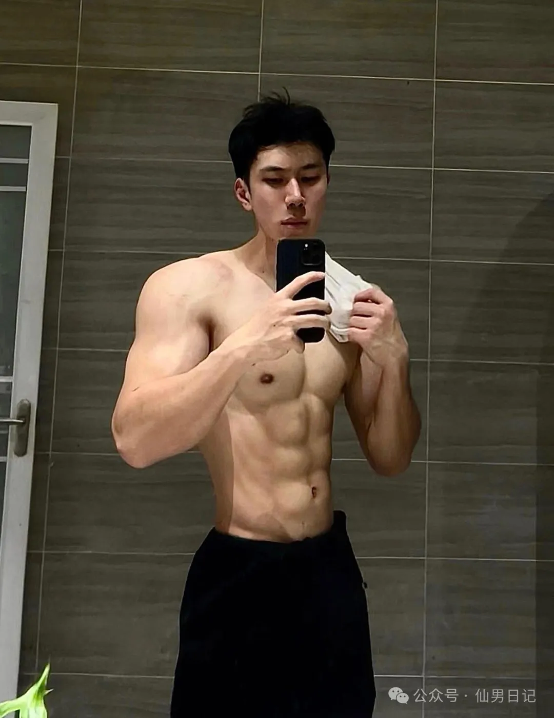 188cm 体育生男大火了！网友在线发问：直的吗？