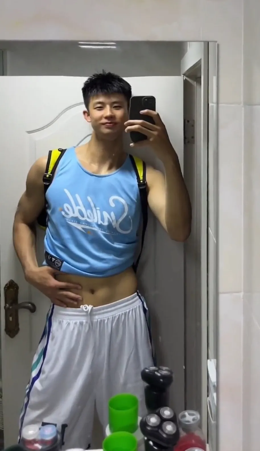 网吧惊现半裸肌肉男，竟是超火运动系小奶狗？