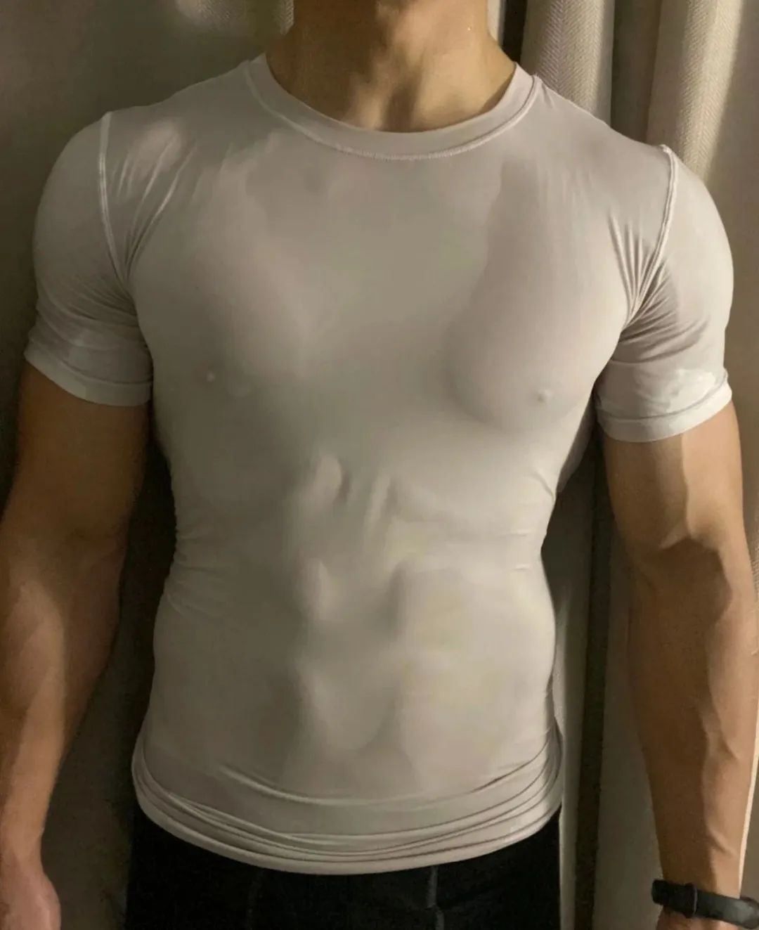 肌肉直男半裸开车走红，大胸器比车灯还顶！