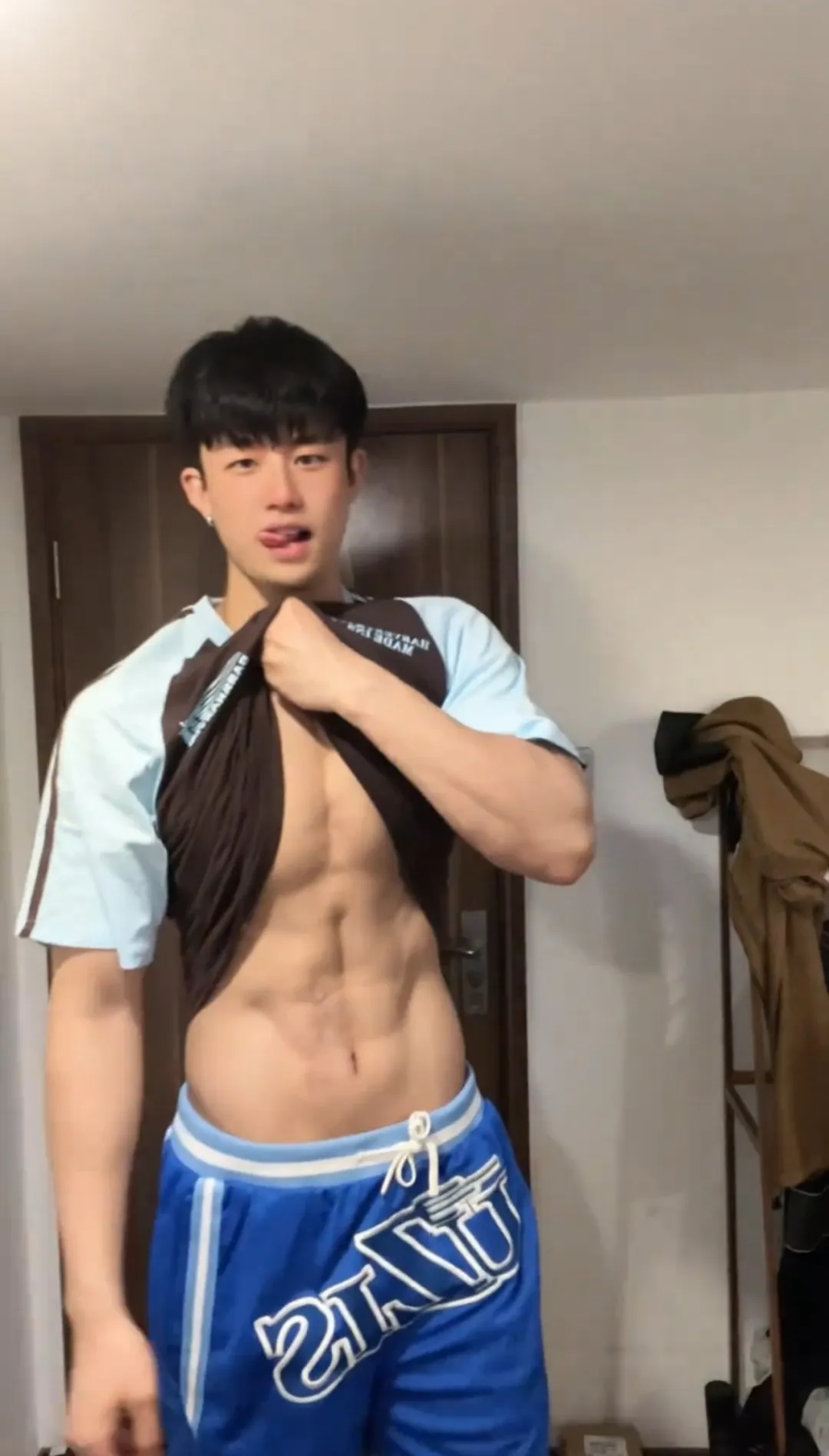 网吧惊现半裸肌肉男，竟是超火运动系小奶狗？