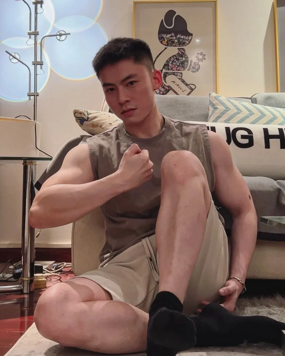斯文寸头学生 boy 露大 jio 秀胸肌，硬汉形象疑似在卖腐?!