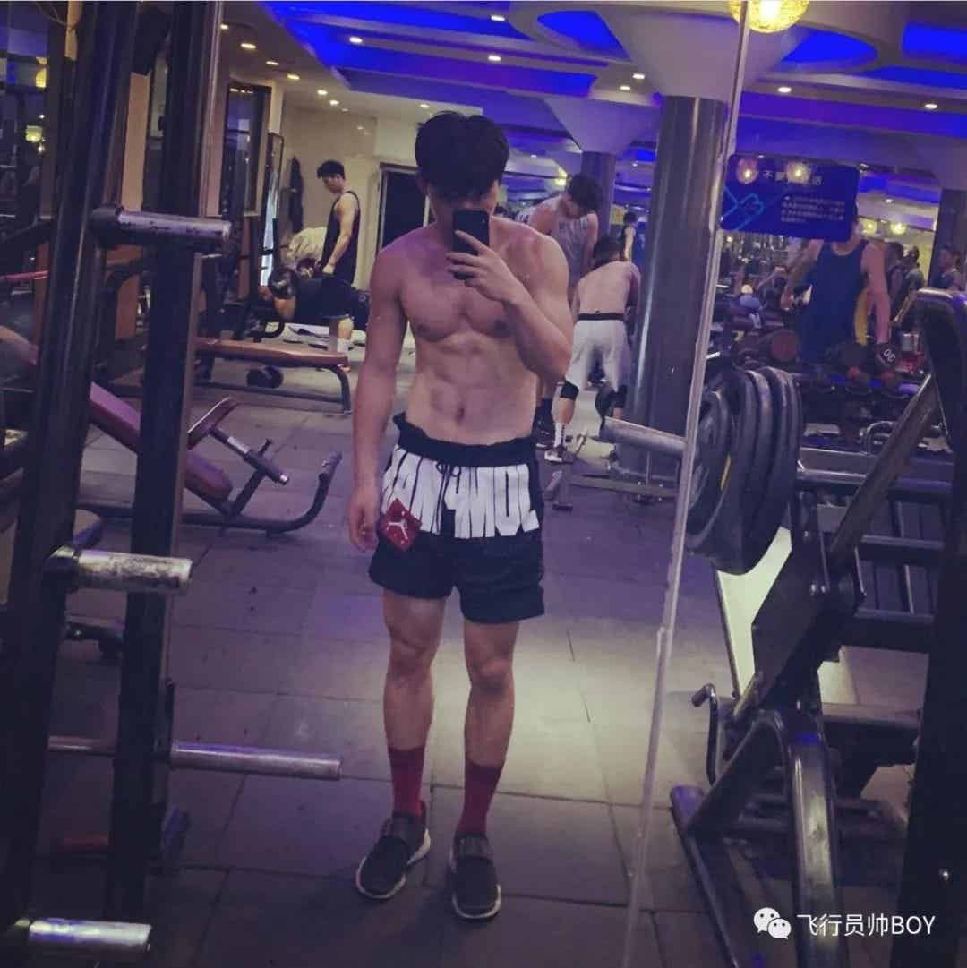 湖工大体育生更衣室换衣服被拍，新疆小伙太招女记者了！