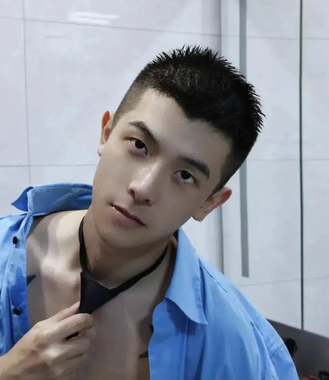 短发小鲜肉浴室照，想让人亲亲！