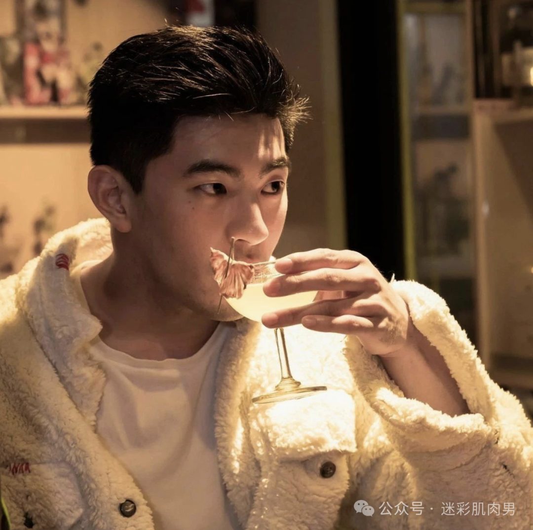 大鼻子体育生长太帅做男模赚钱！想要这样的！！！
