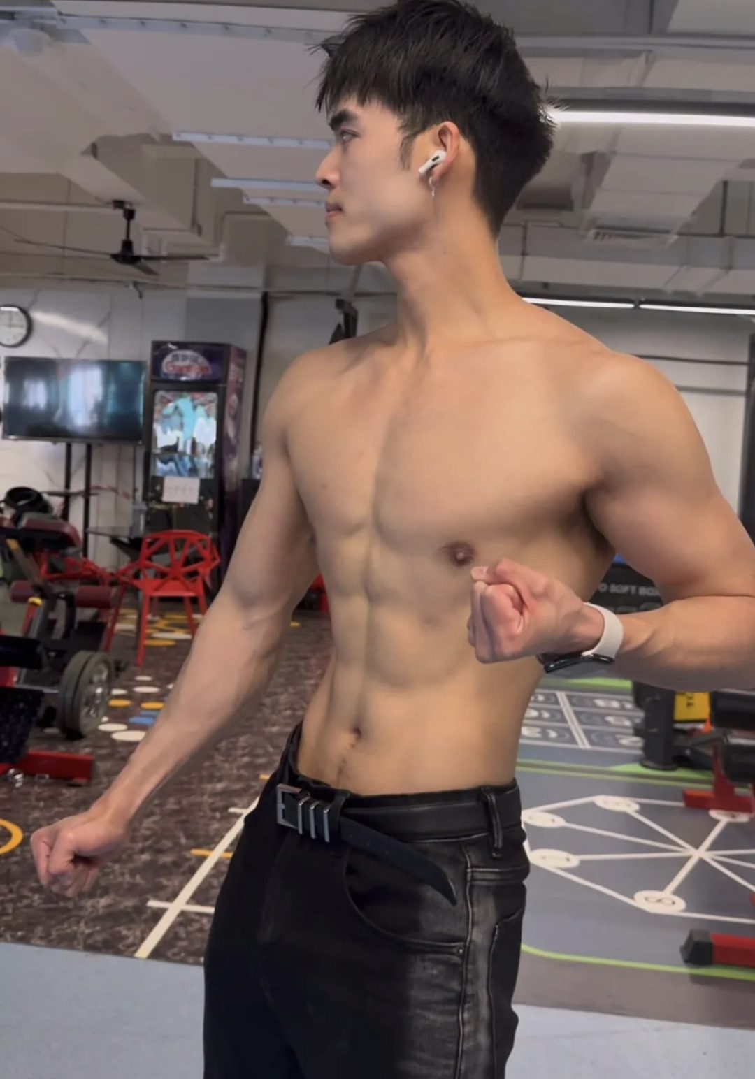 不穿衣服的小哥腰力真好！，这枚兵哥耐力太强了！