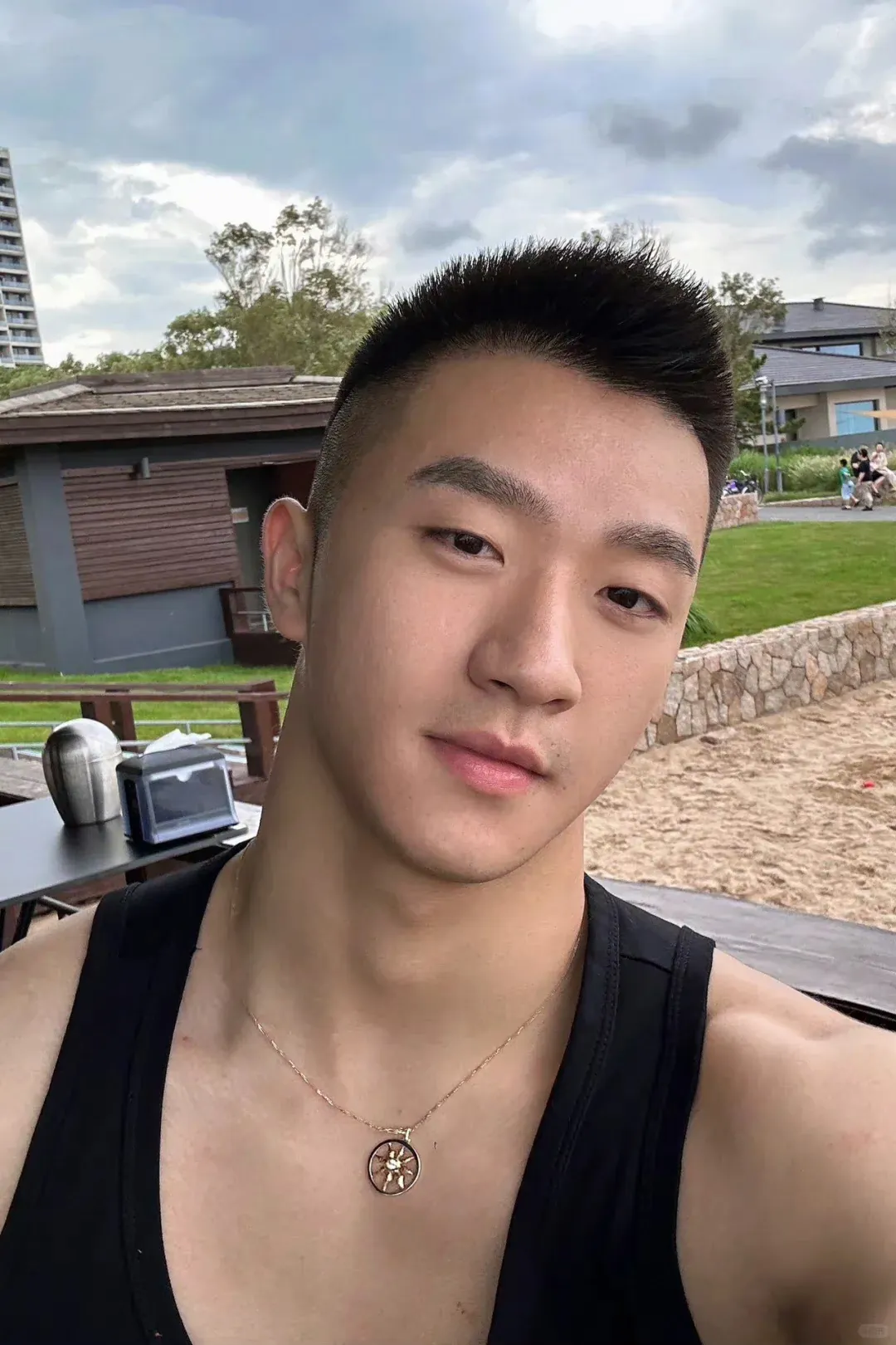 帅哥不管是背心还是白袜 怎么拍都好看