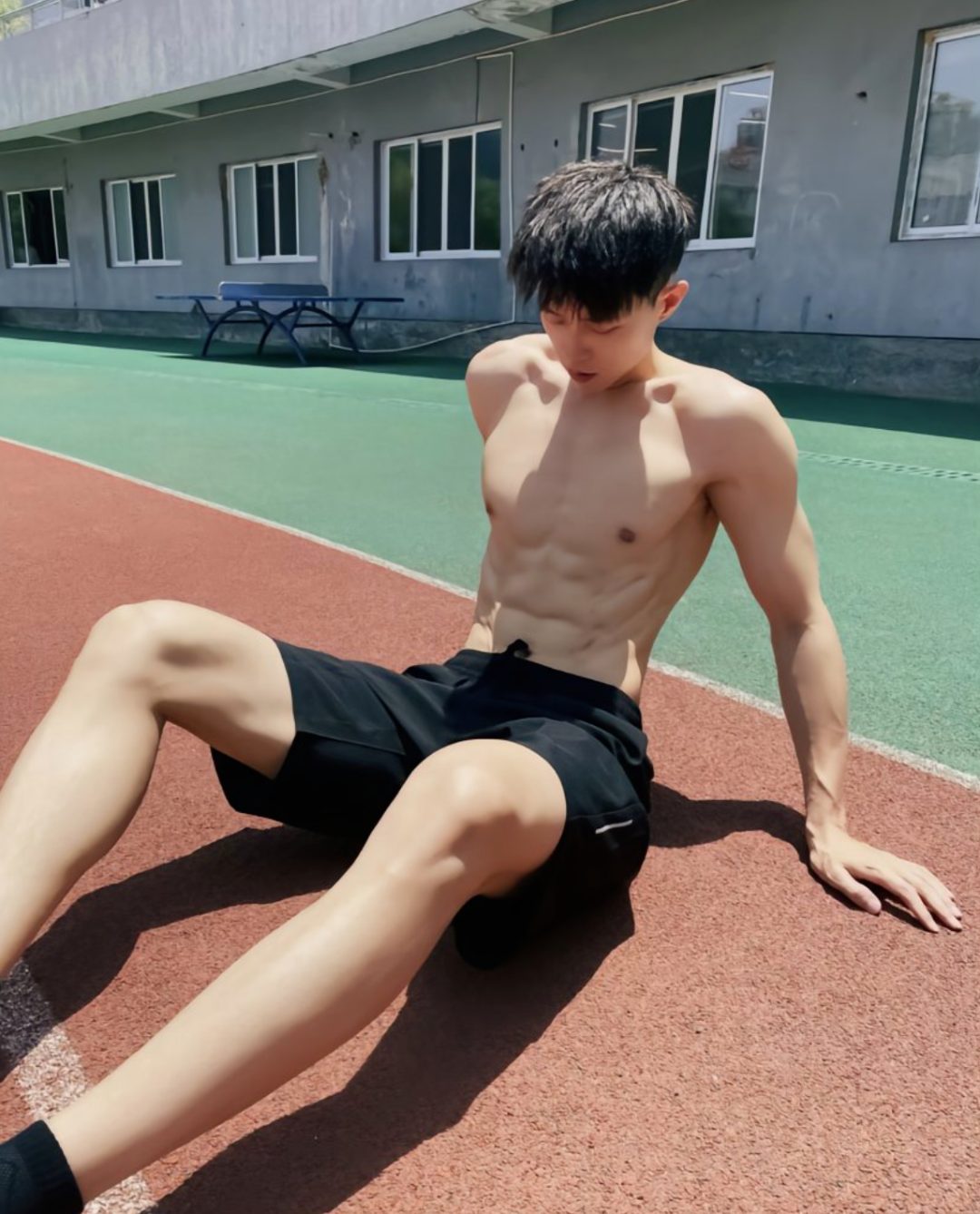 操场跑步的长腿男，我有可以了