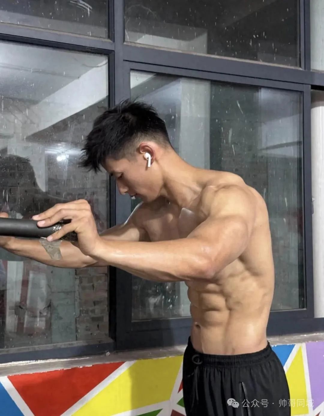 腹肌体育生爸爸，青筋暴起太精壮了！
