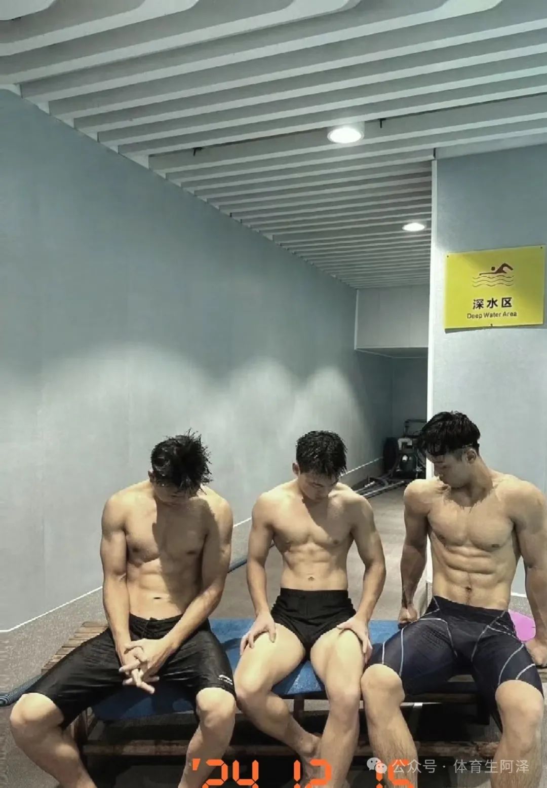 游泳队腹肌帅哥体育生，网友辣评：请三个一起.......