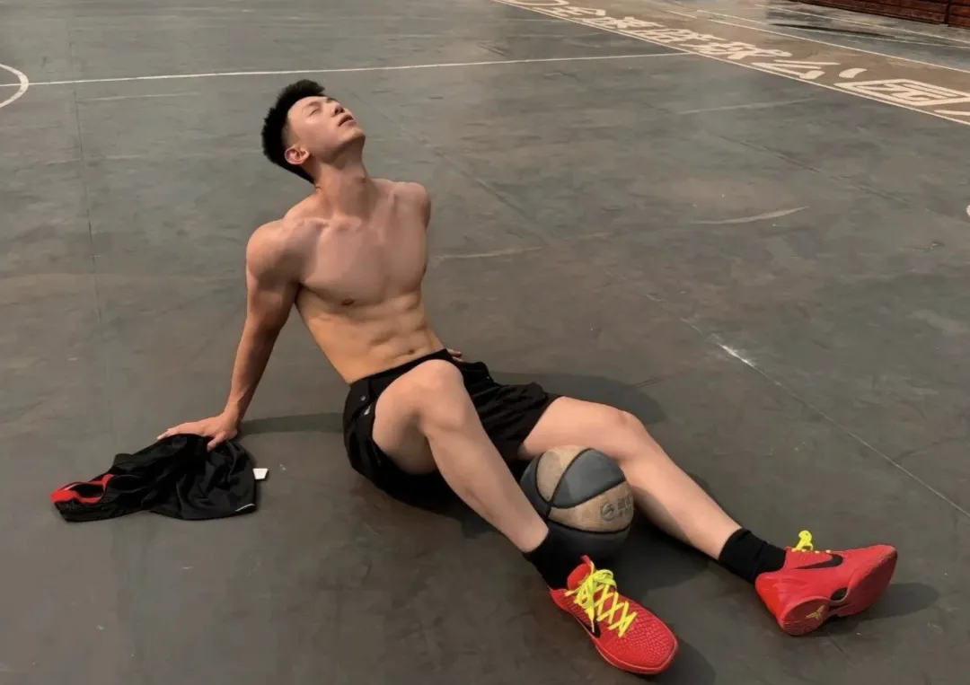 被抓拍的成都研究生下课还卷健身大长腿谁看了不迷糊？