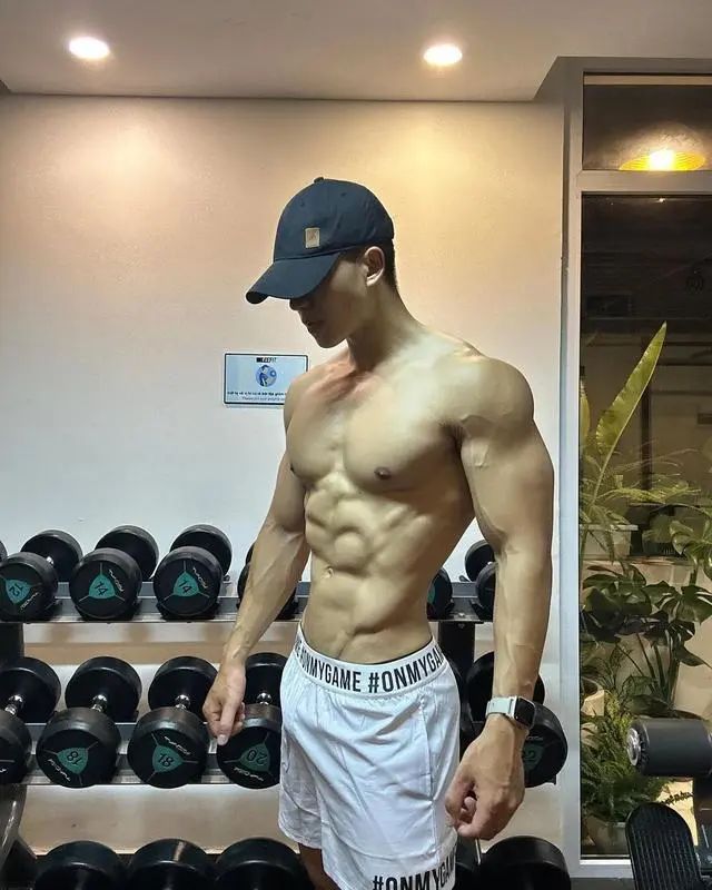 健身教练凭借身材火出圈！