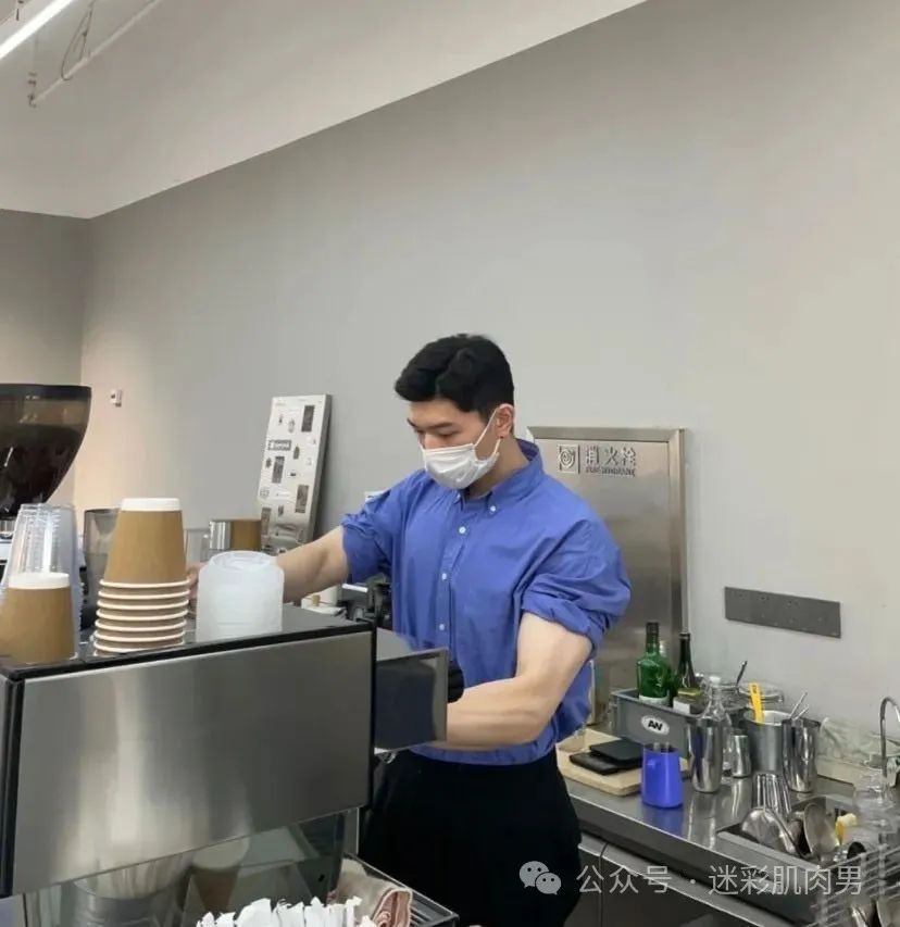 咖啡店脱衣的肌肉男卖咖啡，被他吸引了！