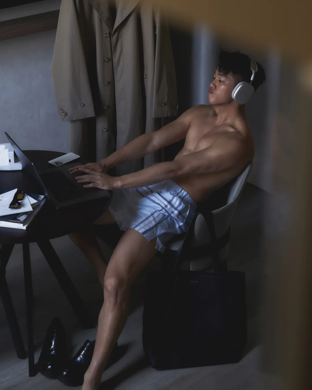 唱歌难听？！穿 CK 爱秀内裤边的男网红翻车了