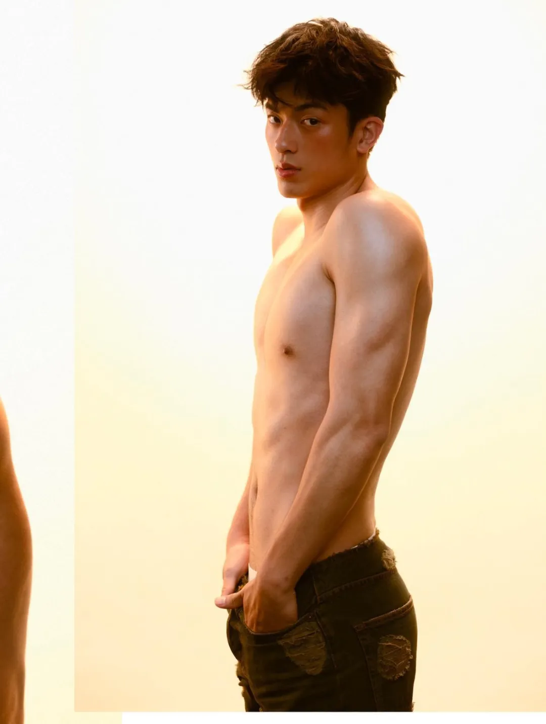 实力强大的 19 岁男模，为了金主又脱了！