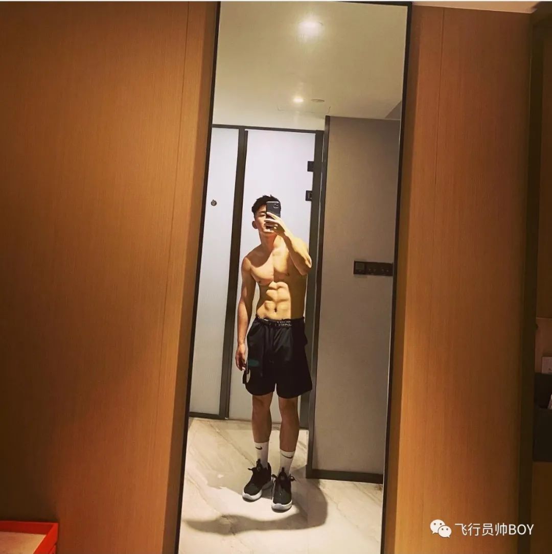 湖工大体育生更衣室换衣服被拍，新疆小伙太招女记者了！