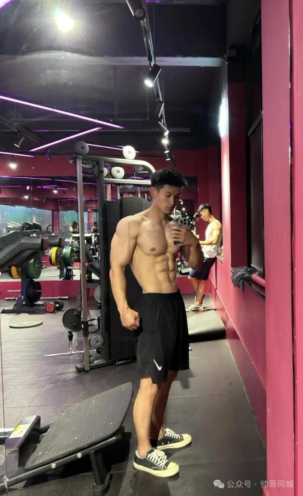 腹肌体育生爸爸，青筋暴起太精壮了！