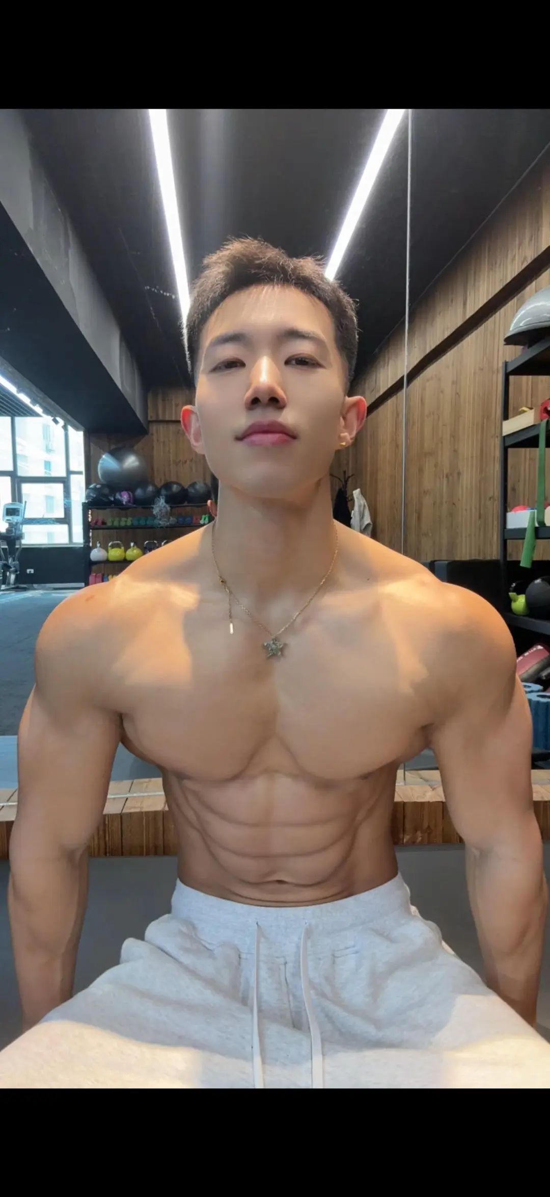 健身型男的拉丝胸肌和巧克力腹肌！