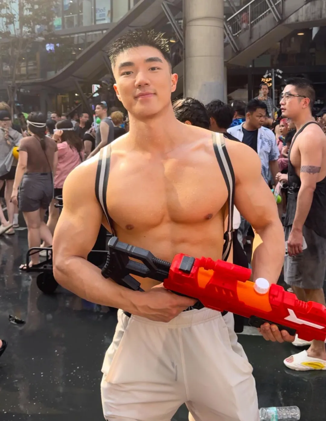 火到湾湾！这个穿 CK 的肌肉 gogo 也太帅了吧！