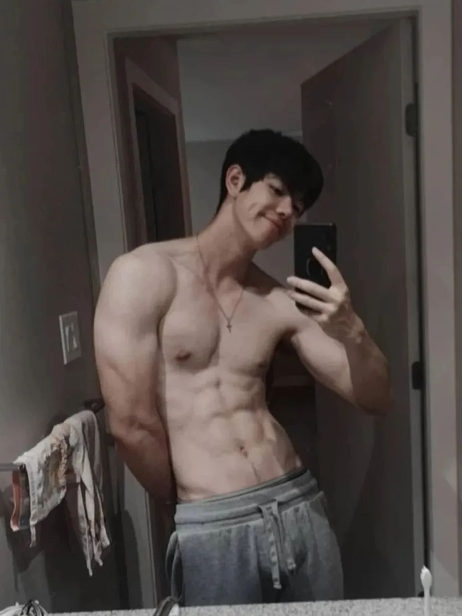 190CM 肌肉护士小哥哥脱衣自拍，简直让人心跳加速！