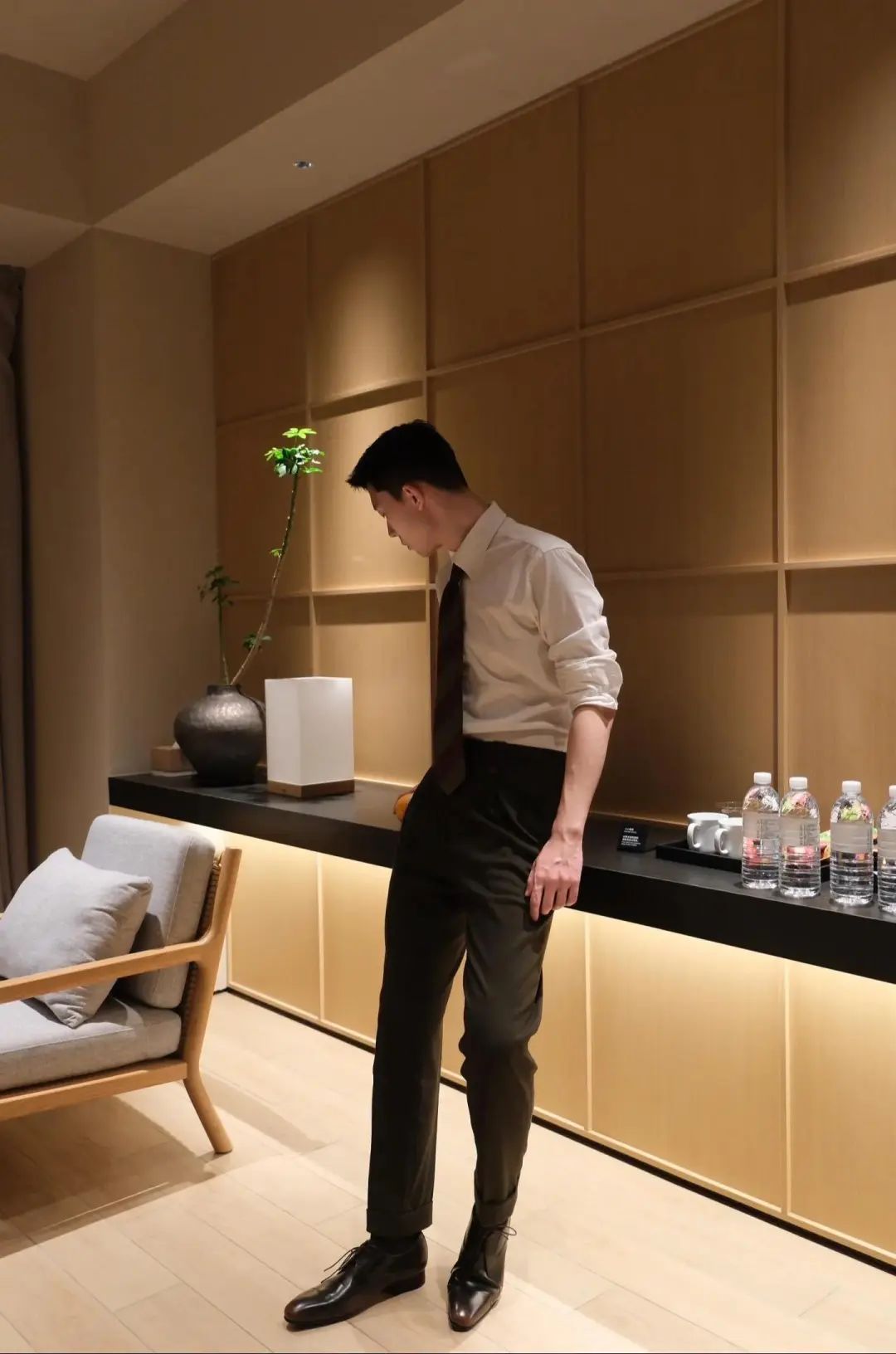 正装帅小哥的圣诞夜：寂寞，还是一种别样的浪漫？