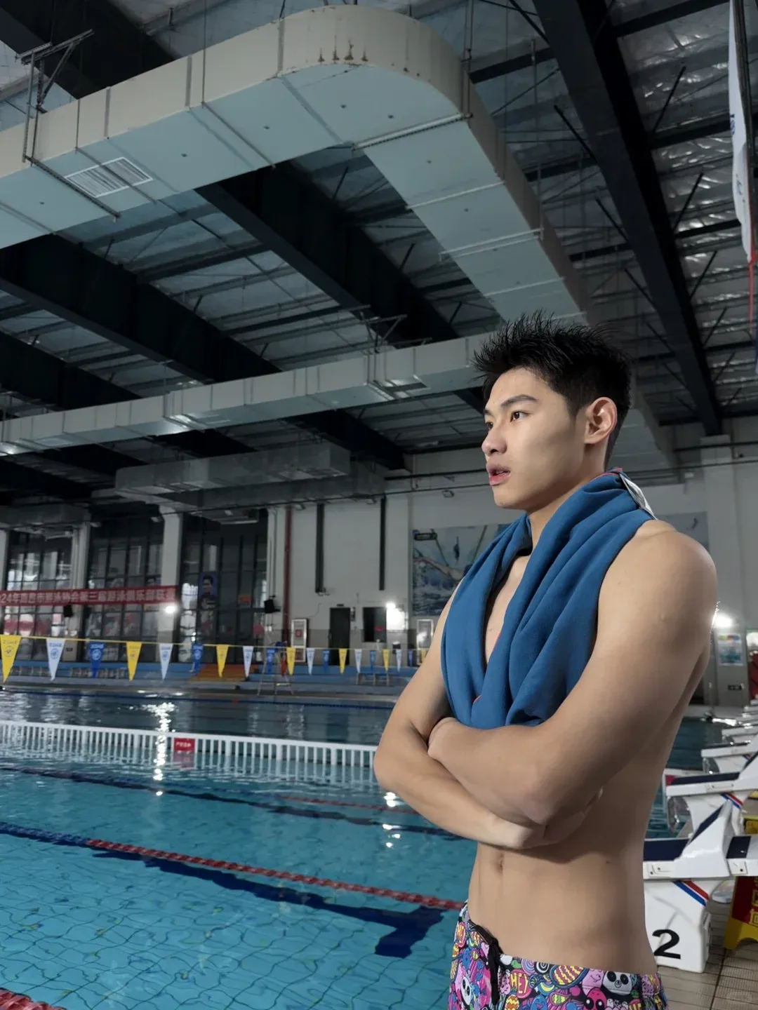 183cm 游泳体育生，帅脸 + 完美腹肌，这身材谁能拒绝？