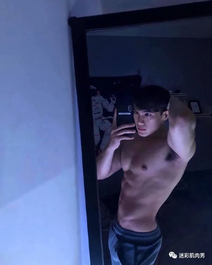 健身教练穿紧身裤身材魁梧想去上他课啦