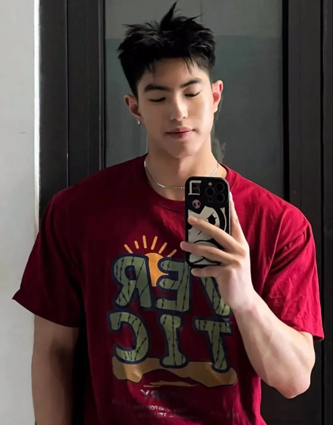 19 岁腱子肉痞帅男孩子的魅力密码，英气颜值 + 健康肤色，看了都想恋爱！