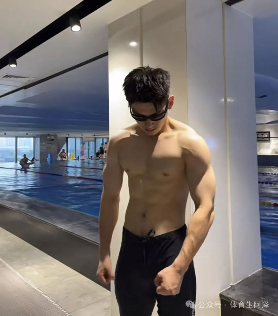 185 冷白皮大胸游泳教练,竟然在健身房当众虐胸........ 185 冷白皮大胸游泳教练,竟然在健身房当众虐胸........