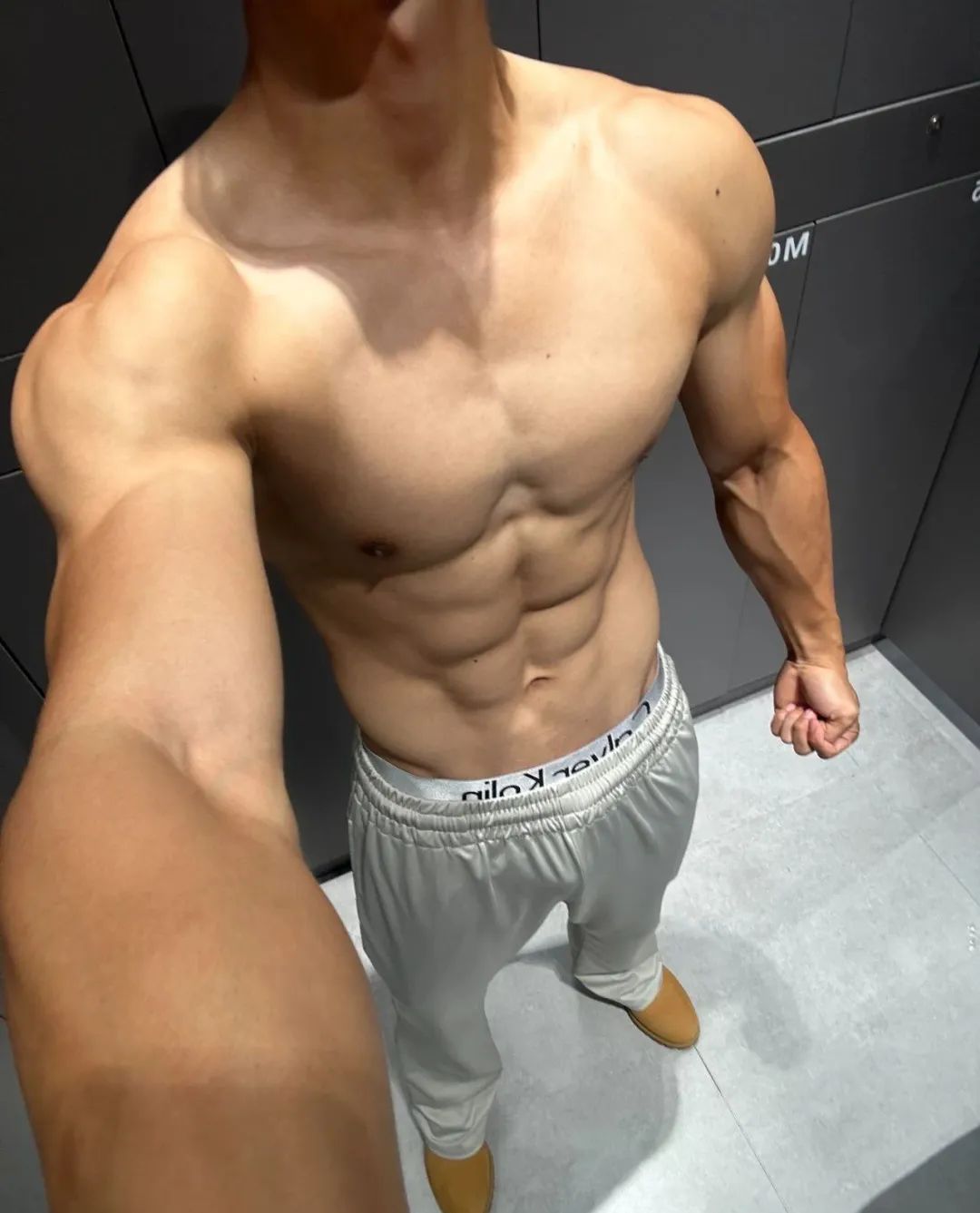 178cm 冷白皮腹肌帅哥，显眼包大！