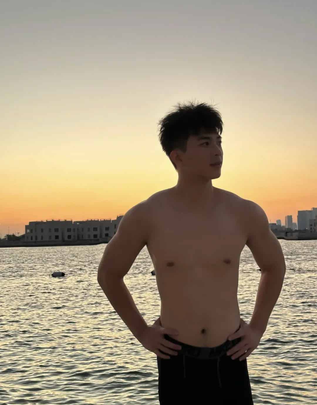 撩衣露腹肌的大鼻子体育生长的真好看！身材太顶了！