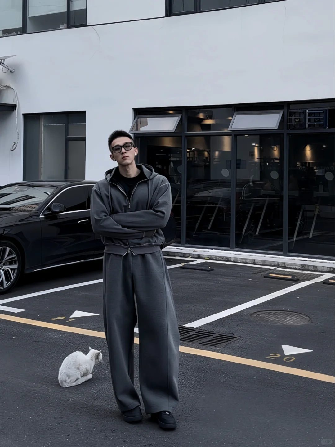 黑框眼镜肌肉型男，看着瘦其实猛