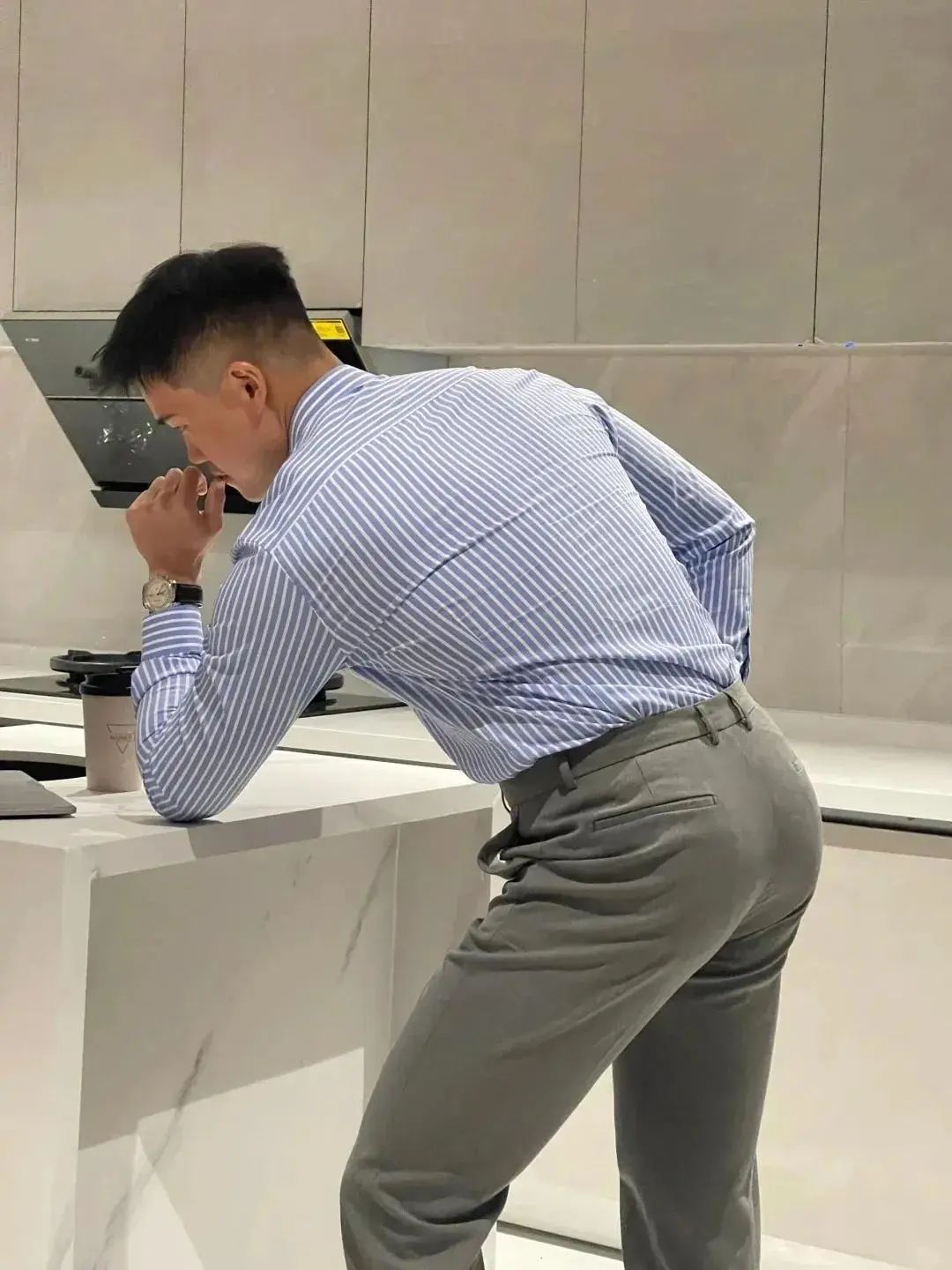 187cm 大长腿正装壮男，来当他媳妇！