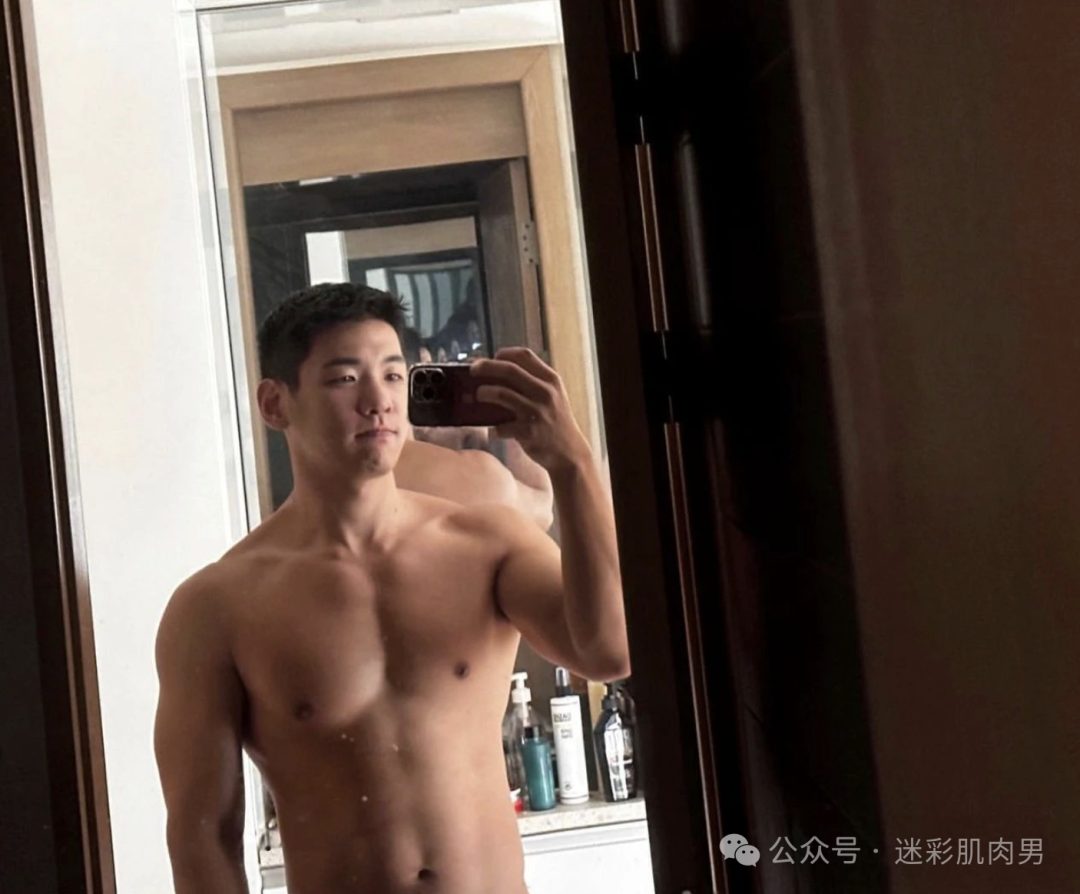 被金主摄影师相中的脂包肌小哥自拍私照?想扑倒他! 被金主摄影师相中的脂包肌小哥自拍私照?想扑倒他!