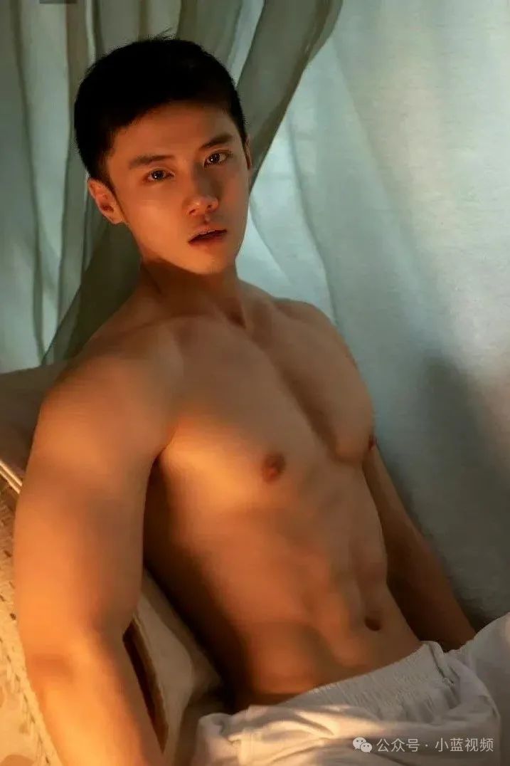 23 纯欲麦色少年腹肌博主，喂葡萄亲亲！